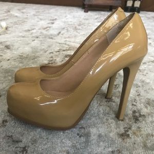 Steve Madden Tan patent leather platform pumps 8M